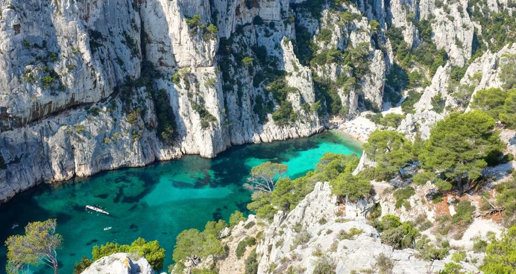 Vue aérienne parc national des Calanques eaux turquoise