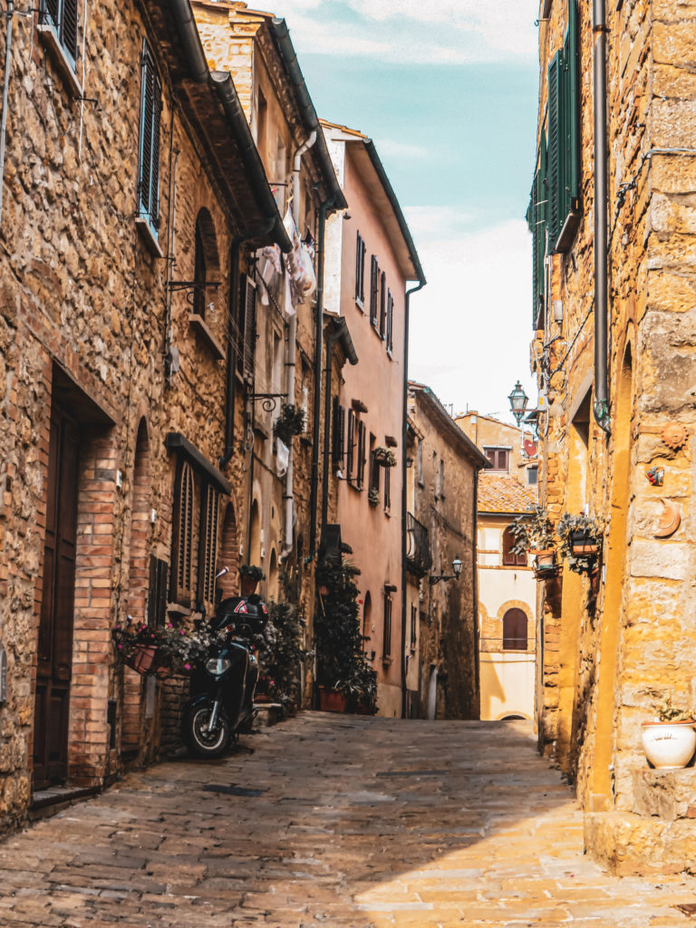 Rue Volterra Vespa Toscane