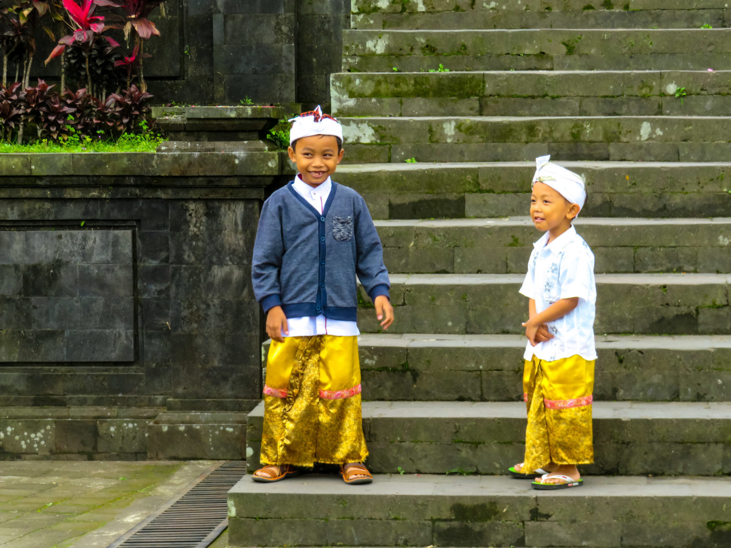 ENFANTS TEMPLE BESAKIH BALI